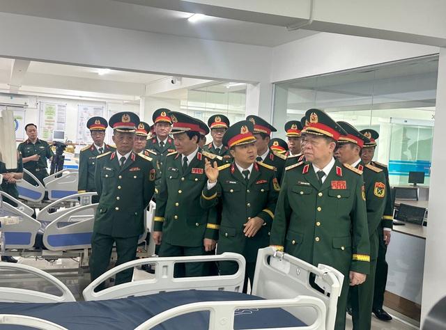 Đại tướng Nguyễn Trọng Nghĩa thăm Bệnh viện Quân y 121 và tặng quà bệnh nhân - Ảnh 2.