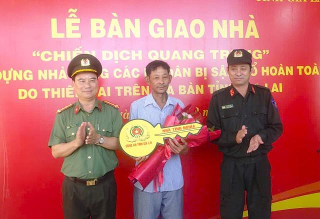 Công an Gia Lai bàn giao 2 căn nhà đầu tiên trong 'Chiến dịch Quang Trung'- Ảnh 1. Công an Gia Lai bàn giao 2 căn nhà đầu tiên trong 'Chiến dịch Quang Trung'- Ảnh 1.