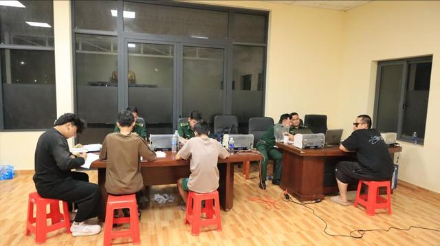 Cuộc tháo chạy Campuchia: Những nỗi đau và hy vọng trở về quê hương - Ảnh 2. Cuộc tháo chạy Campuchia: Những nỗi đau và hy vọng trở về quê hương - Ảnh 2.