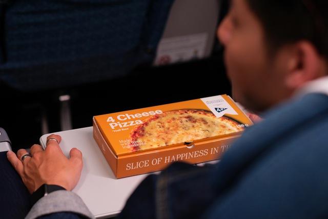 Pizza 4P’s lên tới 'bầu trời', phục vụ hành khách ở độ cao vạn mét - Ảnh 2.