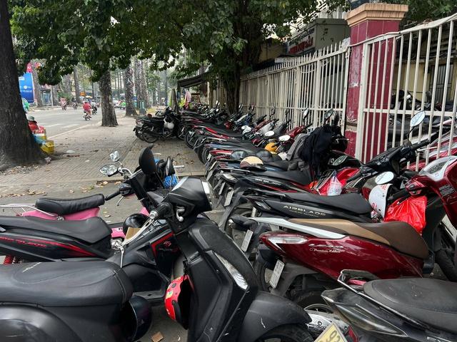 TP . HCM Tái diễn tình trạng chiếm dụng vỉa hè và thu phí giữ xe cao - Ảnh 6.