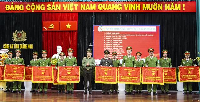 Bộ Công an tặng Cờ thi đua cho 42 tập thể thuộc Công an tỉnh Quảng Ngãi- Ảnh 2. Bộ Công an tặng Cờ thi đua cho 42 tập thể thuộc Công an tỉnh Quảng Ngãi- Ảnh 2.