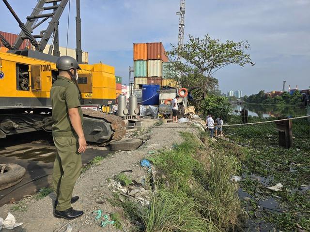 TP.HCM: Phát hiện thi thể ở cảng ICD, lưng xăm hình 'cá chép bên hoa sen'- Ảnh 1. TP.HCM: Phát hiện thi thể ở cảng ICD, lưng xăm hình 'cá chép bên hoa sen'- Ảnh 1.