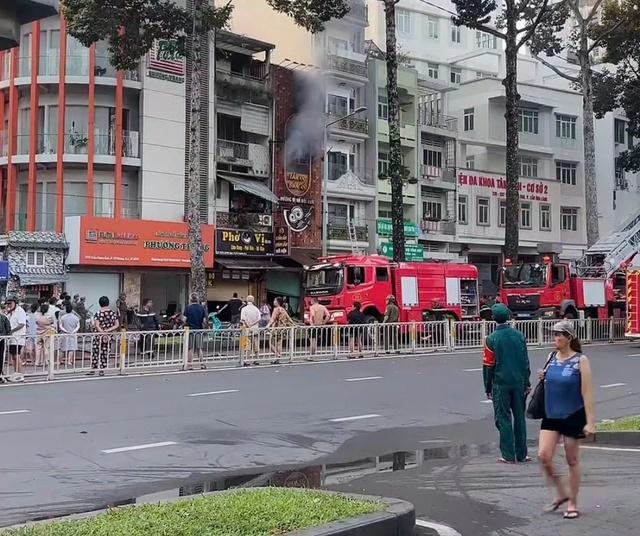 Cháy quán ăn ở trung tâm TP.HCM lúc rạng sáng, nhiều người bị ngạt khói- Ảnh 2. Cháy quán ăn ở trung tâm TP.HCM lúc rạng sáng, nhiều người bị ngạt khói- Ảnh 2.