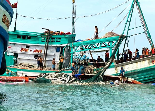 Cà Mau: Cứu 13 ngư dân tàu cá va đá ngầm bị chìm ở đảo Hòn Chuối - Ảnh 3.