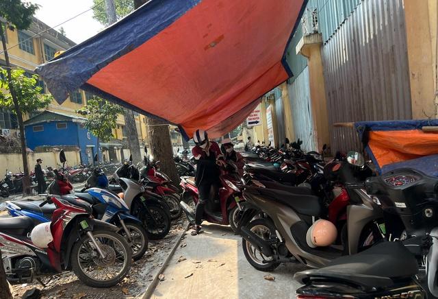TP . HCM Tái diễn tình trạng chiếm dụng vỉa hè và thu phí giữ xe cao - Ảnh 7.