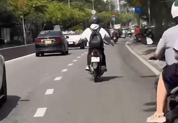 Công an TP.HCM xác minh clip nam thanh niên lái xe máy buông 2 tay - Ảnh 1.
