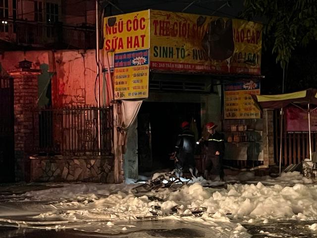 Vụ cháy ki ốt, 1 người tử vong ở TP.HCM: Thi thể trói bằng dây kẽm - Ảnh 1.