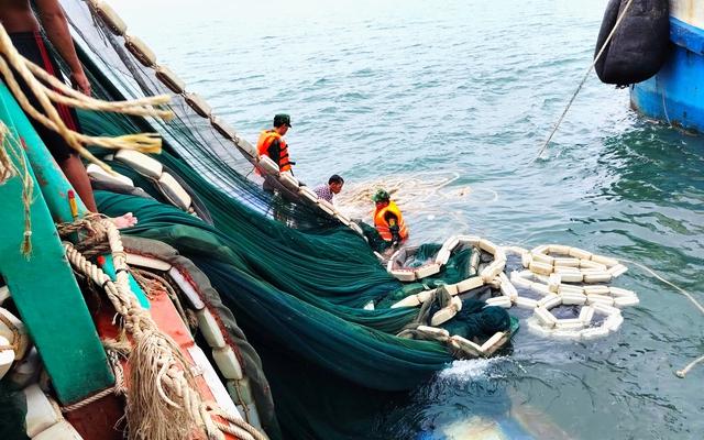 Cà Mau: Cứu 13 ngư dân tàu cá va đá ngầm bị chìm ở đảo Hòn Chuối - Ảnh 4.