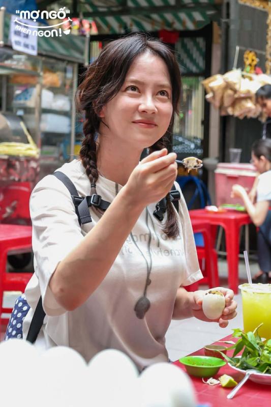 Song Ji Hyo thích thú ăn trứng vịt lộn ở Việt Nam  - Ảnh 2.