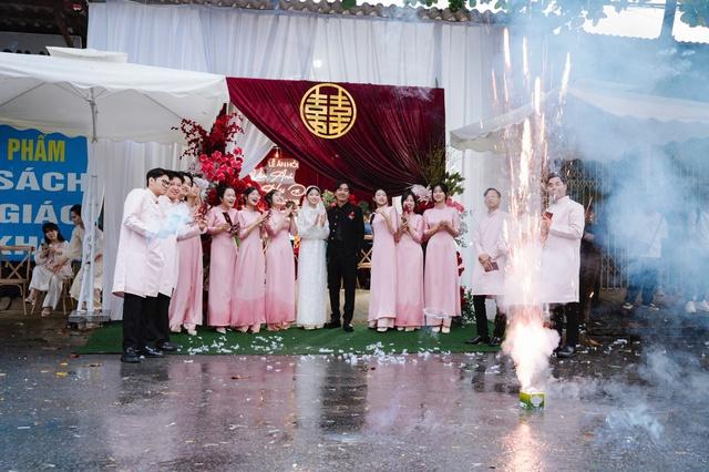 2 khách Tây đạp xe đi phượt được cô dâu, chú rể mời ăn cỗ - Ảnh 5.