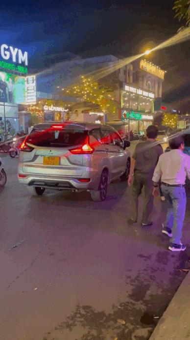 TP.HCM: Đòi phí vệ sinh, tài xế bị hành hung, đập phá xe - Ảnh 1. TP.HCM: Đòi phí vệ sinh, tài xế bị hành hung, đập phá xe - Ảnh 1.
