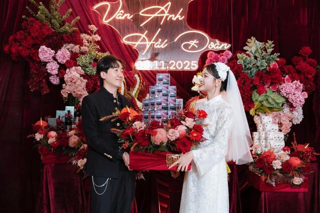 2 khách Tây đạp xe đi phượt được cô dâu, chú rể mời ăn cỗ - Ảnh 3.
