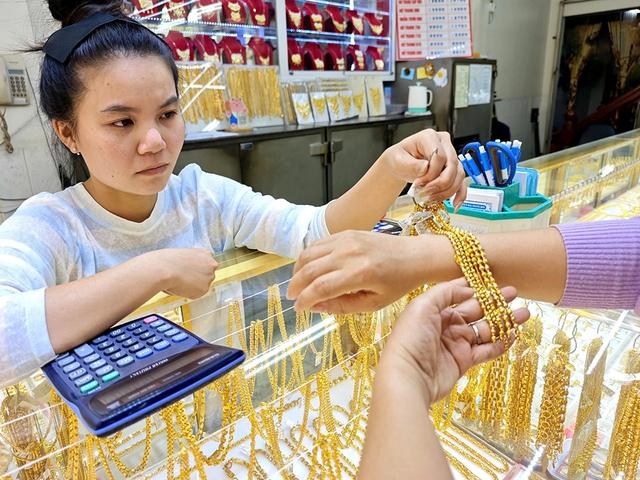 Tháo 'vòng kim cô' cho vàng nữ trang- Ảnh 1. Tháo 'vòng kim cô' cho vàng nữ trang- Ảnh 1.