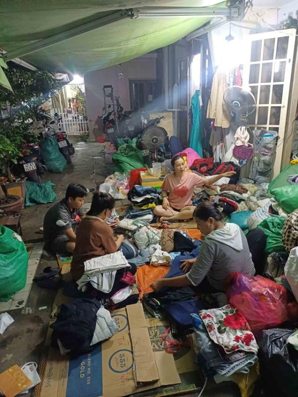 Gần 11 năm miệt mài nhận quần áo cũ tặng bà con khó khăn - Ảnh 2.