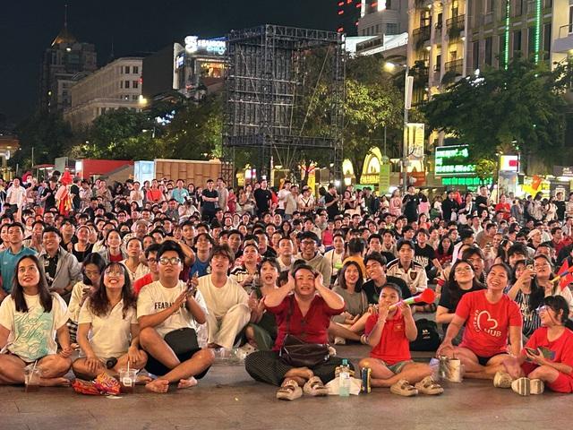 U.22 Việt Nam hạ Thái Lan 3-2: triệu con tim xuống phố mừng ‘vàng’ SEA Games 33 - Ảnh 3.