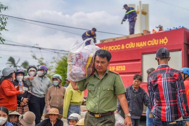 Công an TP.HCM mang nghĩa tình đến bà con vùng lũ - Ảnh 1. Công an TP.HCM mang nghĩa tình đến bà con vùng lũ - Ảnh 1.