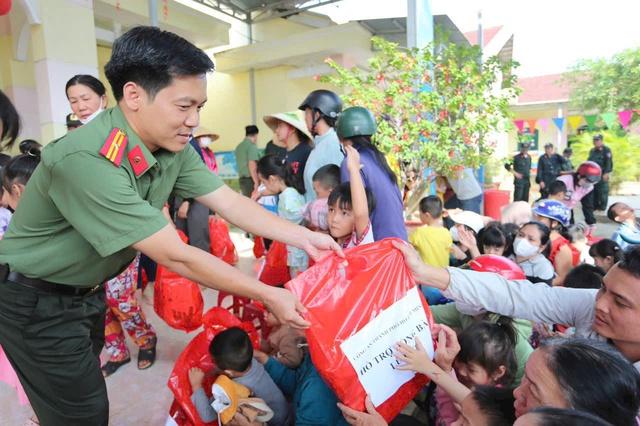 Công an TP.HCM mang nghĩa tình đến bà con vùng lũ - Ảnh 3. Công an TP.HCM mang nghĩa tình đến bà con vùng lũ - Ảnh 3.