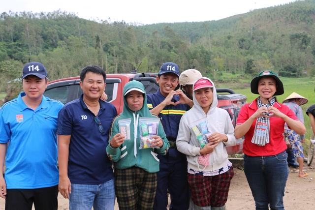 Công an TP.HCM mang nghĩa tình đến bà con vùng lũ - Ảnh 2. Công an TP.HCM mang nghĩa tình đến bà con vùng lũ - Ảnh 2.