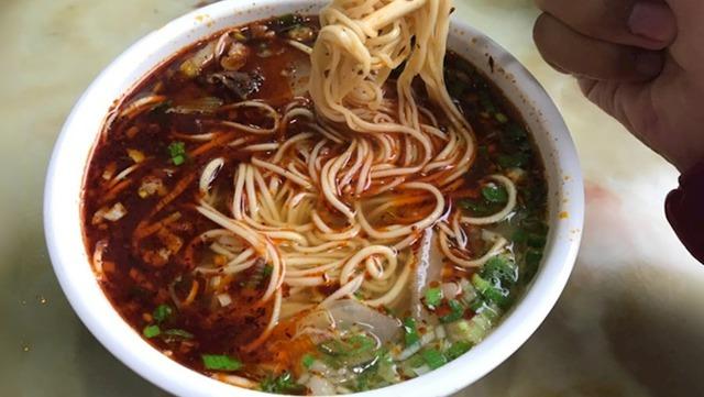 Không phải phở, đây là món Việt trong top 10 món ăn đường phố ngon nhất thế giới - Ảnh 1.