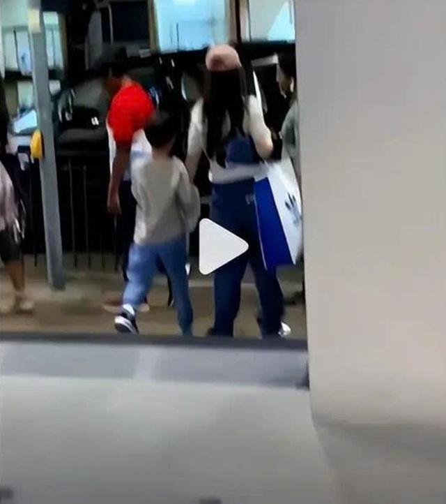 Angelababy ghi điểm với hình ảnh tận tụy dành cho con - Ảnh 1.
