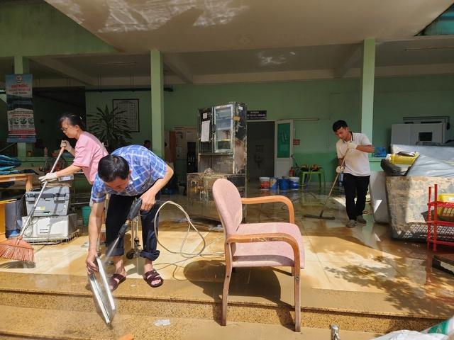 Ngành y tế Trong lũ: Cuộc chiến không ngừng nghỉ giữa thiên tai tại miền Trung - Ảnh 5. Ngành y tế Trong lũ: Cuộc chiến không ngừng nghỉ giữa thiên tai tại miền Trung - Ảnh 5.