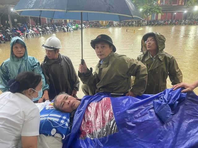 Ngành y tế Trong lũ: Cuộc chiến không ngừng nghỉ giữa thiên tai tại miền Trung - Ảnh 7. Ngành y tế Trong lũ: Cuộc chiến không ngừng nghỉ giữa thiên tai tại miền Trung - Ảnh 7.