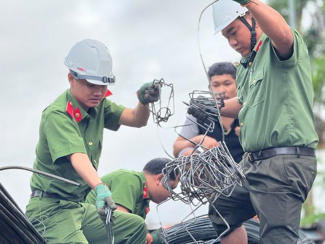 Công an tỉnh Đắk Lắk tăng cường xây nhà cho người dân sau mưa lũ lịch sử - Ảnh 2.