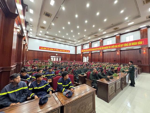 Công an tỉnh Đắk Lắk tăng cường xây nhà cho người dân sau mưa lũ lịch sử - Ảnh 1.