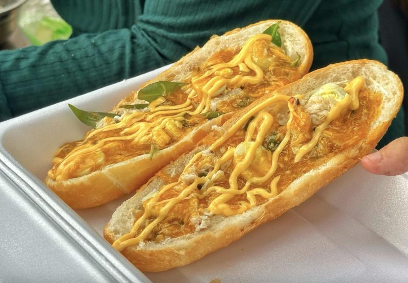 Bánh mì xốt gạch cua và bánh dép phô mai khuấy đảo ẩm thực Việt năm 2025 - Ảnh 2. Bánh mì xốt gạch cua và bánh dép phô mai khuấy đảo ẩm thực Việt năm 2025 - Ảnh 2.