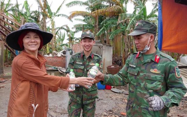 Bộ đội Đà Nẵng giúp dân vùng lũ Đắk Lắk có nhà mới đón tết - Ảnh 4.