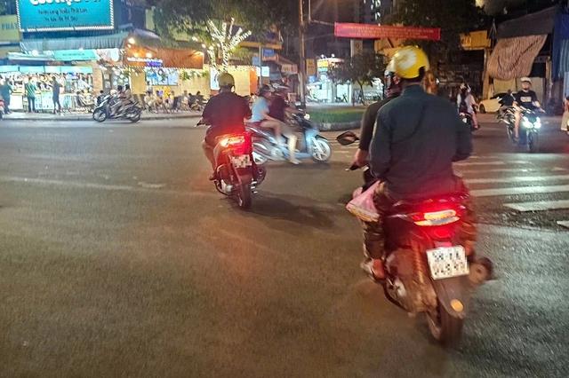 Người đàn ông dắt chó xin việc khắp TP . HCM tìm được bến đỗ bình yên - Ảnh 1.