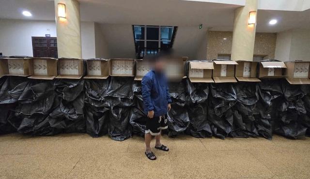 Quảng Trị: Bắt xe tải chở gần 70.000 bao thuốc lá lậu - Ảnh 1.