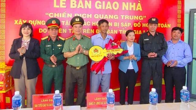 Công an Gia Lai bàn giao 2 căn nhà đầu tiên trong 'Chiến dịch Quang Trung'- Ảnh 2. Công an Gia Lai bàn giao 2 căn nhà đầu tiên trong 'Chiến dịch Quang Trung'- Ảnh 2.