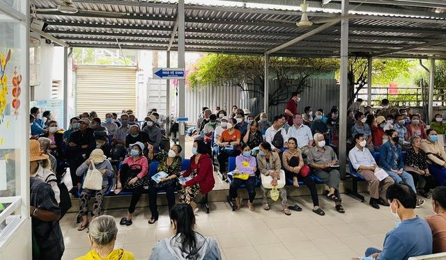Người dân than phiền bệnh viện công thiếu bãi giữ xe, nhà vệ sinh hôi- Ảnh 1.