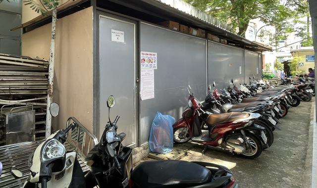 Người dân than phiền bệnh viện công thiếu bãi giữ xe, nhà vệ sinh hôi- Ảnh 3.