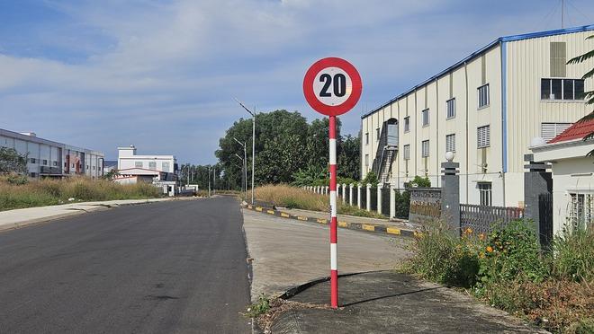 Tháo dỡ biển báo 20 km/giờ ở Đồng Nai sau phản ánh của Báo Thanh Niên- Ảnh 5. Tháo dỡ biển báo 20 km/giờ ở Đồng Nai sau phản ánh của Báo Thanh Niên- Ảnh 5.