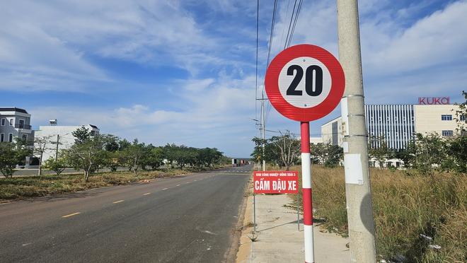 Tháo dỡ biển báo 20 km/giờ ở Đồng Nai sau phản ánh của Báo Thanh Niên- Ảnh 4. Tháo dỡ biển báo 20 km/giờ ở Đồng Nai sau phản ánh của Báo Thanh Niên- Ảnh 4.