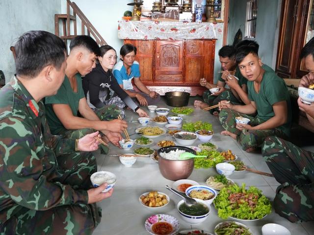 Bữa khoai, sắn nghĩa tình vùng lũ Gia Lai gửi bộ đội Chiến dịch Quang Trung - Ảnh 3.