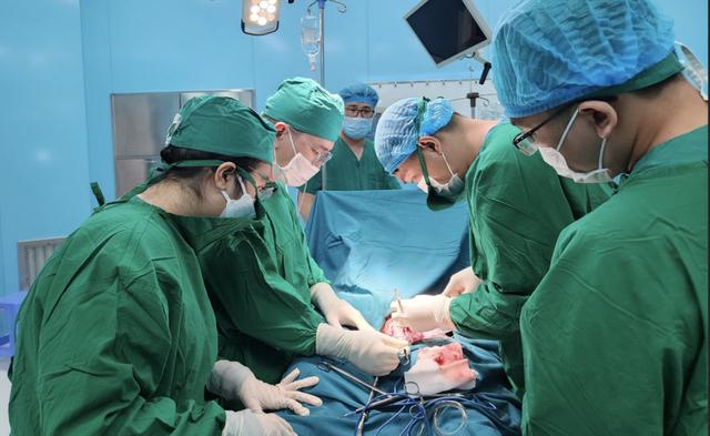 Mổ khẩn cứu ngư dân kẹt giữa 2 chiếc ghe ở đặc khu Côn Đảo- Ảnh 1. Mổ khẩn cứu ngư dân kẹt giữa 2 chiếc ghe ở đặc khu Côn Đảo- Ảnh 1.