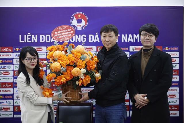 4 cuộc phỏng vấn của PV Thanh Niên và HLV Kim Sang-sik: Con người khác phía ngoài sân cỏ- Ảnh 1. 4 cuộc phỏng vấn của PV Thanh Niên và HLV Kim Sang-sik: Con người khác phía ngoài sân cỏ- Ảnh 1.