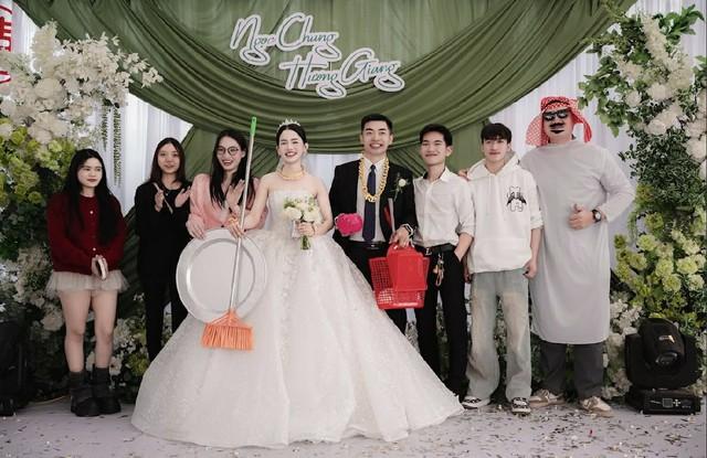 Mời cưới online cô dâu ở Hà Nội đón 10 mâm khách lạ đến chung vui - Ảnh 2. Mời cưới online cô dâu ở Hà Nội đón 10 mâm khách lạ đến chung vui - Ảnh 2.
