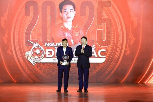 Hoàng Đức lập hat-trick Quả bóng vàng Việt Nam, Bích Thùy xúc động khi được vinh danh đặc biệt- Ảnh 3. Hoàng Đức lập hat-trick Quả bóng vàng Việt Nam, Bích Thùy xúc động khi được vinh danh đặc biệt- Ảnh 3.