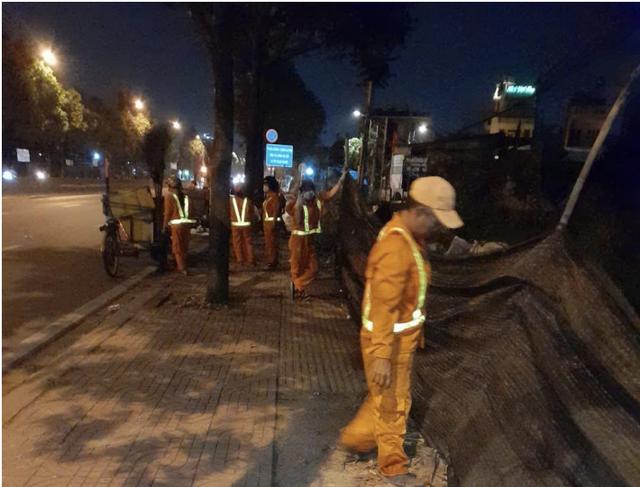 Rác thải bốc mùi dọc đường Phạm Văn Đồng, Vành đai 2: Phường Thủ Đức nói gì?- Ảnh 1. Rác thải bốc mùi dọc đường Phạm Văn Đồng, Vành đai 2: Phường Thủ Đức nói gì?- Ảnh 1.