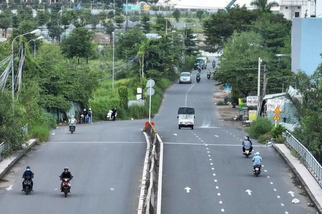 Kẹt mặt bằng, nhiều dự án mở rộng đường ở TP.HCM bị 'thắt cổ chai'- Ảnh 2. Kẹt mặt bằng, nhiều dự án mở rộng đường ở TP.HCM bị 'thắt cổ chai'- Ảnh 2.