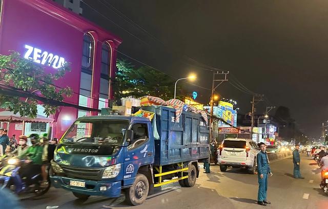 TP.HCM: Tai nạn liên hoàn trên đường Huỳnh Tấn Phát, một phụ nữ tử vong- Ảnh 1. TP.HCM: Tai nạn liên hoàn trên đường Huỳnh Tấn Phát, một phụ nữ tử vong- Ảnh 1.