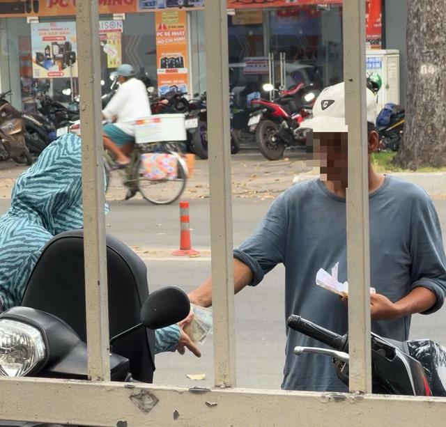 TP . HCM Tái diễn tình trạng chiếm dụng vỉa hè và thu phí giữ xe cao - Ảnh 3.