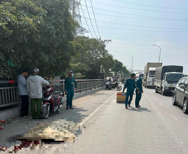 TP.HCM: Nam thanh niên tử vong giữa cầu, công an tìm ô tô liên quan- Ảnh 1. TP.HCM: Nam thanh niên tử vong giữa cầu, công an tìm ô tô liên quan- Ảnh 1.