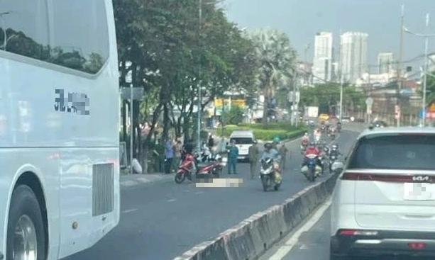 TP.HCM: Xe máy công nghệ va chạm xe khách, cụ bà 75 tuổi tử vong- Ảnh 1. TP.HCM: Xe máy công nghệ va chạm xe khách, cụ bà 75 tuổi tử vong- Ảnh 1.