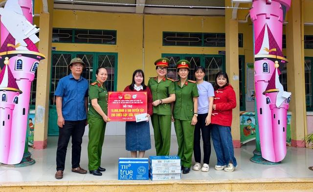 Công an TP.HCM mang nghĩa tình đến bà con vùng lũ - Ảnh 4. Công an TP.HCM mang nghĩa tình đến bà con vùng lũ - Ảnh 4.